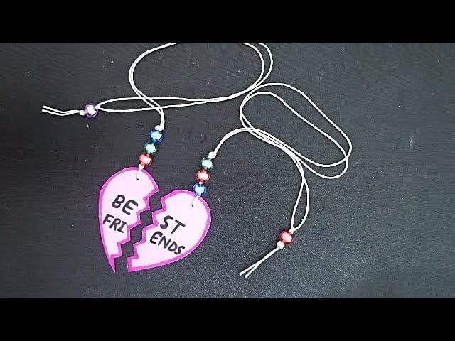 How to Make a Friendship Necklace With Paper