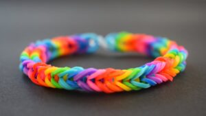 How to Make Friendship Bracelets With Rubber Bands